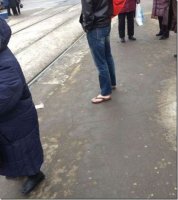 По моему у бабулька правая нога слева.