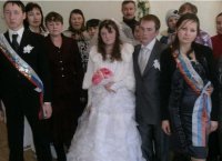 И что интересно: на лицах невесты и подружки угроза, а на лицах жениха и дружка вселенская печаль. Даа, это самая весёлая свадьба которую я видел!