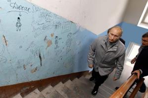 Вообще то для начала "художникам" нужно по рукам бить, а во вторую очередь ЖКХ. Кстати - на картине Путин навещает семьи погибших подводников.
