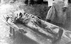 Почитателям ленина смотреть обязательно:


На фото Труп заложника Ильи Сидоренко, владельца модного магазина в городе Сумы. У убитого переломаны руки, сломаны ребра,
взрезаны половые органы. Замучен в Харькове
А теперь подумайте, почему укры сносят памятники ленину и прочим советским упырям.
Когда до русских это дойдет - неизвестно.