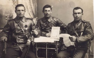 Донские казаки, чины самокатной роты vs. Российские казаки 2014 года.
Куда-то мы свернули не туда.