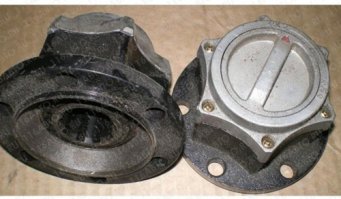 На новых вместо гаек уже поворотные рукоятки стоят на передних колесах. Машина - зверь на карбюраторе (есть функция самовытягивания на пониженной и второй передаче).