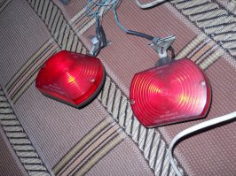 Ещё дополнительные стоп сигналы в салоне, на задних стойках. Были ещё с поворотниками.