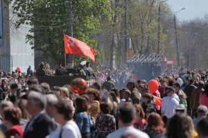 Нашу "Катюшу" (заглавное фото) на гусеничном шасси СТЗ-5 к празднику подновили, завели, и она своим ходом прошла по улицам города!