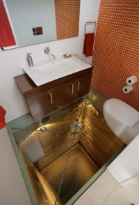 Насколько помню, это реальный стеклянный пол.