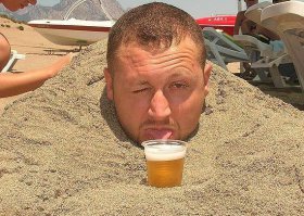 Что-то у меня ощущение, что некоторые постеры фейковые. Современная стилизация под старину. Попахивает рекламой.
Тем не менее, пиву быть! Хорошему пиву. Кстати, украинская Черноголовка и Била-нич весьма недурны были. Особенно на жарком морском побережье в Крыму. Там даже местное разливное в пластиковых стаканчиках по 30р на наши деньги было божественным. Возможно потому что на улице было под 40С. ))