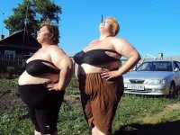 Смотрю на тёток, на машину, на тёток, на машину - не, не войдут. Даже одна не войдет.