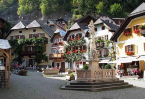 Пару раз проезжал по пути в Крым через этот погран-переход. Весьма приятный городок. Возможно процветает потому, что на "шелковом пути" стоит. :)
Кстати, оценил контраст Российской и Украинской деревни - на Российской стороне деревни и села значительно опрятнее. Я не знаю почему так. Может так только на этом маршруте.
В любом случае нет предела совершенству. Ваше фото - это необходимый минимум. Не останавливайтесь и возможно когда-нибудь вы станете туристическим центром на пути в Крым, где полюбят останавливаться путешественники, оставляющие свои денюжки. ;) Что-то вроде этого.