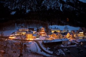 Пару раз проезжал по пути в Крым через этот погран-переход. Весьма приятный городок. Возможно процветает потому, что на "шелковом пути" стоит. :)
Кстати, оценил контраст Российской и Украинской деревни - на Российской стороне деревни и села значительно опрятнее. Я не знаю почему так. Может так только на этом маршруте.
В любом случае нет предела совершенству. Ваше фото - это необходимый минимум. Не останавливайтесь и возможно когда-нибудь вы станете туристическим центром на пути в Крым, где полюбят останавливаться путешественники, оставляющие свои денюжки. ;) Что-то вроде этого.