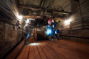 На каждом руднике есть свой ,специфический, жаргон. К примеру у нас МДК - механическая дорога канатная обзывается"мудак"