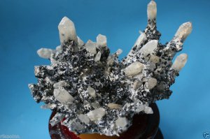 друзы аметиста и кварцевых кристаллов.