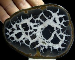 друзы аметиста и кварцевых кристаллов.