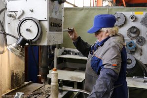 Из статьи:
Никакое современное оборудование не может заменить ручной труд. На заводе работет около 600 человек в 2 смены.

И фото 

Те станки что вы написали- думаю да- есть. В общем, 50/50.

В целом, когда наш автопром будет выпускать грузовики, которые конкурентоспособны без таможенных пошлин на ввоз импортных - соглашусь :)