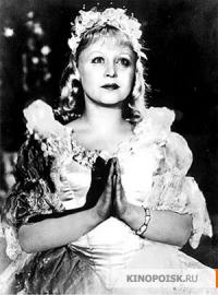 Парадокс, на который я обратил внимание в детстве (визуально). Советский фильм "Золушка" 1947 года. По сказке Перро Золушке 16-17 лет. Актрисе Янине Жеймо, исполнившей главную роль, на момент выхода фильма было 38 лет.