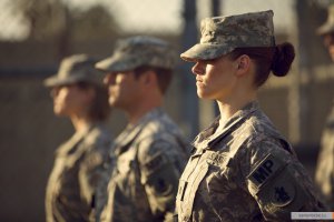 Ребятки, если Вы считаете, что роль Кристен Стюарт в "Сумерках" была главной ролью в карьере этой актрисы, вы СИЛЬНО заблуждаетесь.
Посмотрите такие фильмы с её участием, как "Ранэвэйс", "Добро пожаловать к Райли", "Лагерь «X-Ray», "Зильс-Мария".