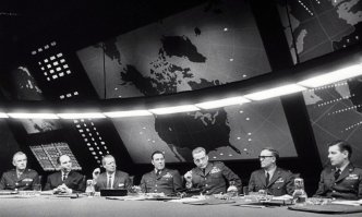 Напомнило фильм Стэнли Кубрика "Доктор Стрейнджлав, или Как я научился не волноваться и полюбил атомную бомбу"