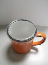 Я как перфекционист добавлю свою щепотку прекрасного и совершенного. Кто-то может сразу не понять, что тут особенного, поэтому поведую предысторию. Наш офис расположен в промзоне, и все в офисе очень быстро пылится, а так как я - человек достаточно брезгливый, решил прикрывать свою любимую кружку, которая на самом деле керамическая, и только похожа на старую советскую железную, да еще и очень вместительная. Я использовал для этого и листки бумаги, и подстаканник и всякие крышечки, но все было не то, то размер не подходил, то материал изделия. И вот однажды я захватил на работу баночку зерненого творога "Домик в ..."  дальше не буду писать название, а то будете обвинять в рекламе, пусть это будет просто баночка обычного зерненного творога. И вот, снимаю я крышечку и вместо мусорной корзины кидаю ее на стол рядом с кружкой, что само собой не обычно, в иной раз я бы ее сразу выбросил. Кто-то скажет – совпадение, я скажу – судьба. Можете, конечно, не верить, но как тогда две идеально подходящие вещи случайно оказались рядом!? Я считаю, что случайности быть не могло, и если Господь создал эти два замечательных предмета, то они должны были быть вместе, они просто созданы друг для друга… Как кофе и молоко… Как нос и палец… Как свободное время на работе и Fishki.net… И эти два замечательных предмета – рай для такого перфекциониста, как я! Я, конечно, понимаю, что эта тема достойна отдельного поста, но пусть это будет здесь.