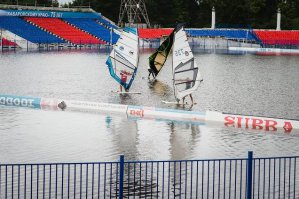 А у нас в 2013 году во время наводнения народ на серфах катался на стадионе на футбольном поле))