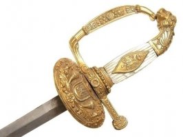 Вот я про то."Наградное оружие царской России"
"... В Российской империи испокон веков существовала собственная наградная система, по которой отличившемуся в сражении воину вместе с орденом или медалью вручалось наградное холодное оружие. А в 1774 году императрица Екатерина II для отличия за воинские подвиги ввела "Золотое оружие" с надписью "За храбрость".

Начиная с конца XVIII века оружие с надписью "За храбрость" (первоначально называвшееся "Золотым") являлось одним из самых почетных боевых отличий Российской империи. Первым имеющим отношение к регламентации наградного оружия следует считать Императорский указ от 28 сентября 1807 года, уравнивающий награжденных золотыми шпагами с кавалерами орденов."