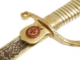 Вот я про то."Наградное оружие царской России"
"... В Российской империи испокон веков существовала собственная наградная система, по которой отличившемуся в сражении воину вместе с орденом или медалью вручалось наградное холодное оружие. А в 1774 году императрица Екатерина II для отличия за воинские подвиги ввела "Золотое оружие" с надписью "За храбрость".

Начиная с конца XVIII века оружие с надписью "За храбрость" (первоначально называвшееся "Золотым") являлось одним из самых почетных боевых отличий Российской империи. Первым имеющим отношение к регламентации наградного оружия следует считать Императорский указ от 28 сентября 1807 года, уравнивающий награжденных золотыми шпагами с кавалерами орденов."