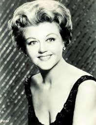 Да ведь это миссис Флетчер из сериала " Она написала убийство"- очень красивая.