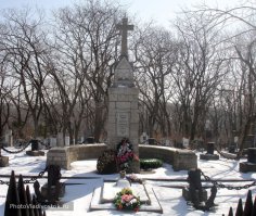 Наверх вы товарищи
Все по местам
Последний парад наступает
Врагу не сдается наш гордый Варяг
Пощады никто не желает
Врагу не сдается наш гордый Варяг
Пощады никто не желает
Все вымпелы вьются и цепи гремят
Наверх якоря поднимают
Готовьтеся к бою
Орудия в ряд
На солнце зловеще сверкают
Готовьтеся к бою
Орудия в ряд
На солнце зловеще сверкают
Свистит и гремит и грохочет кругом
Гром пушек шипенье снарядов
И стал наш бесстрашный и гордый Варяг
Подобен кромешному аду
И стал наш бесстрашный и гордый Варяг
Подобен кромешному аду
В предсмертных мученьях трепещут тела
Гром пушек и дым и стенанья
И судно охвачено морем огня
Настала минута прощанья
И судно охвачено морем огня
Настала минута прощанья
Прощайте товарищи с богом ура
Кипящее море под нами
Не думали мы еще с вами вчера
Что нынче умрем под волнами
Не думали мы еще с вами вчера
Что нынче умрем под волнами
Не скажет ни камень ни крест где легли
Во славу мы русского флага
Лишь волны морские прославят в века
Геройскую гибель
Варяга
Лишь волны морские прославят в века
Геройскую гибель
Варяга

Подвиг "Варяга" - Варяг - Текст Песни