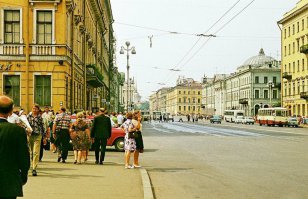 Вижу Волгу 24 и ЛиАЗ 677 который серийно с 68 года начал производиться. Фотка ближе к 70м
