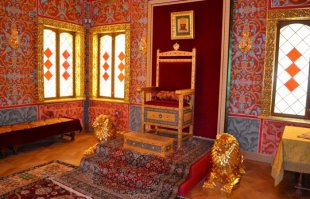 Фото настолько плохи, что очень напоминают компьютерную графику. Как и общие виды здания. Если уж решили показывать что-то красивое, то и фотографии выбирайте достойные - хорошего качества и размера.