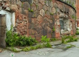 почему автор называет это кладкой? кладка здесь обычная кирпичная, а сверху облицовочный камень...