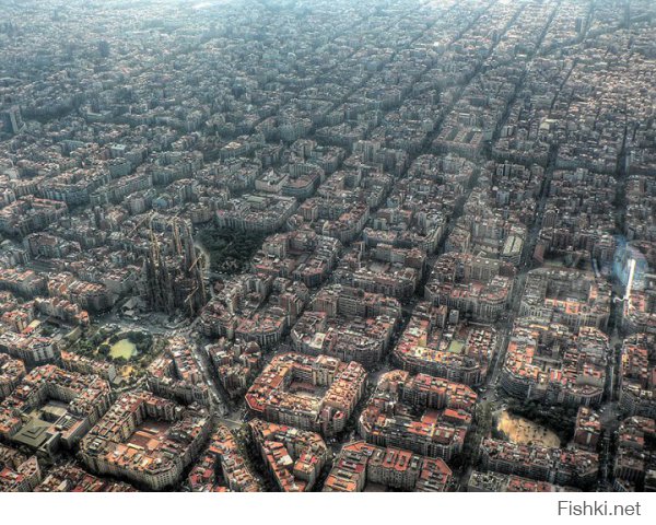 ну а что же ты хотел? издержки цивилизации.
про Тадж-Махал некорректно, потому, как снимки сделаны с разных сторон, а вот застройка Барселоны впечатлила...