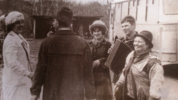 Середина 70х.Дальнее подмосковье. Второй день свадьбы-ряженые.С баяном я.Подрабатывал таким образом.От 15 до 25 р плюс еда и питье за выходные