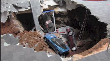 Мне одной показалось,что это игрушечные машинки?)