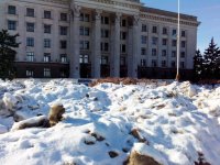 15.01.15. Сообщение и фото от жителя Одессы. 

"Именно так сейчас выглядит Куликово поле в Одессе. Горы льда, грязи вперемешку с мусором были свезены на площадь перед Домом Профсоюзов. Я не помню ни одного года, за все 25 лет проживания в Одессе, чтобы из этой площади устроили помойку. Груды грязи навалены прямо под доской с фотографиями и биографиями погибших. Представить, чтобы тоже произошло, скажем, на месте падения небоскребов 11 сентября, чтобы администрация Парижа свезла мусор с города на место расстрела карикатуристов, чтобы в Беслане перед школой организовали городскую свалку..
Это ли не является олицетворением отношения недопатриотов к смертям людей. Безразличие и глумление администрации города над трагедией тысяч жителей. Куда же убирать лед и мусор?
Свозите его на могилы своих родителей и близких, "уважаемые" революционеры. Это будет вполне справедливо."

Согласен к теме не относится.