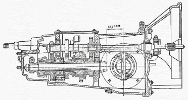 Вобщем обычная КП, с компоновкой удобной для быстрого обслуживания.
Сцепление так же нужно как и обычной механике.   
Так же как и обычная механика с синхронизаторами, позволяет(при сноровке водителя) переключать передачи без сцепления, в ущерб синхронизаторам(но для одной гонки это не критично). 

И не более. 
Т.е о какой-то надёжности или прорывной технологии - говорить нет смысла. Да и расположений коробки с другой стороны от дифференциала - старо как мир. Что видно на последней картинке в моём сообщении... это коробка передач запорожца, который в свою очередь создан по мотивам забугорной машины.