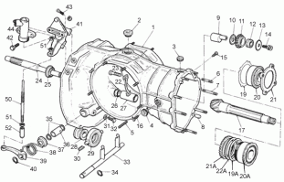 Вобщем обычная КП, с компоновкой удобной для быстрого обслуживания.
Сцепление так же нужно как и обычной механике.   
Так же как и обычная механика с синхронизаторами, позволяет(при сноровке водителя) переключать передачи без сцепления, в ущерб синхронизаторам(но для одной гонки это не критично). 

И не более. 
Т.е о какой-то надёжности или прорывной технологии - говорить нет смысла. Да и расположений коробки с другой стороны от дифференциала - старо как мир. Что видно на последней картинке в моём сообщении... это коробка передач запорожца, который в свою очередь создан по мотивам забугорной машины.