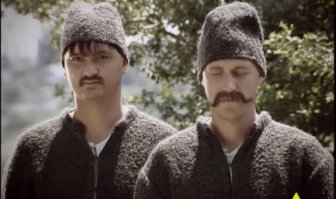 Я помню после выхода нашего фильма, хохлы спешным порядком выпустили свой киновысер под амбициозным названием "Дума про Тараса Бульбу". Я тогда еще служил в УЦ ВДВ, поселок Светлый Омская обл. Дружно ржали всем Центром. Особенно доставили Остап и Андрий, фото ниже. В конце для сравнения фото наших актеров: