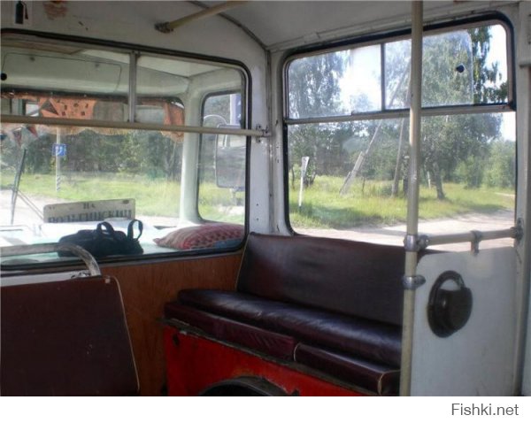 А помните, как можно было сесть на боковое сидение рядом с кабиной водителя и представлять себе, что ты управляешь автобусом?