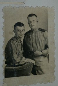 Полковник Исаев несомненно достоин уважения. Но почему не размещать вот такие фото? Я горжусь!