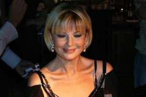 Джиллиан Андерсон,правда чутка не дотягивает до 50-ти.Алессандра Мартинес,Бриджитт Нильсен-51год.Татьяна Веденеева.