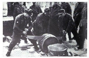 Служил в Сибири. Зимой так в деревянных сортирах пилили пирамиды говна.