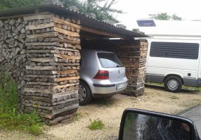 Я конечно не пожарник, но загонять машину в такой подготовленный для костра гараж не рискнул бы. Особенно если с соседом не в ладах.