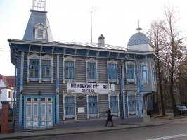 Похожий домик есть в Ярославле, летом там был, называется "Гостевой дом "Кассель"