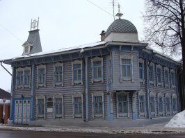 Похожий домик есть в Ярославле, летом там был, называется "Гостевой дом "Кассель"