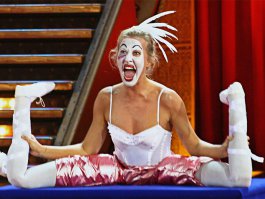 вот,кому бы там остаться,хотя цирковые ей быстро несчастный случай организуют,со слоном