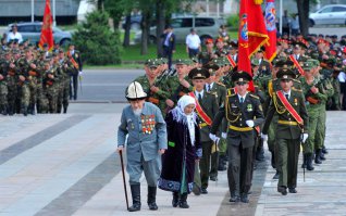 В Кыргызстане с очень большим уважением относятся к Дню Победы.

9 мая один из самых почитаемых праздников.