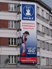 Реклама водонапорных насосов. Подпись "Мы умеем аж 80 метров"