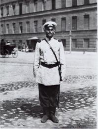 Господин городовой, смотрит на всех как на.... как на коллег :)