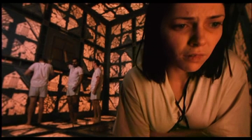 напомнило фильм КУБ