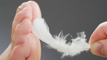 Щекотать себя....., пёрышком......!? Я всегда так делаю, идите нафин я не шизик