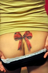 можно было и такую рекламу повесить,приятнее смотреть.